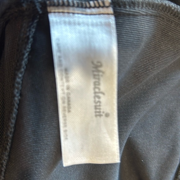 Miraclesuit size 14 black with mesh panels - Picture 4 of 6